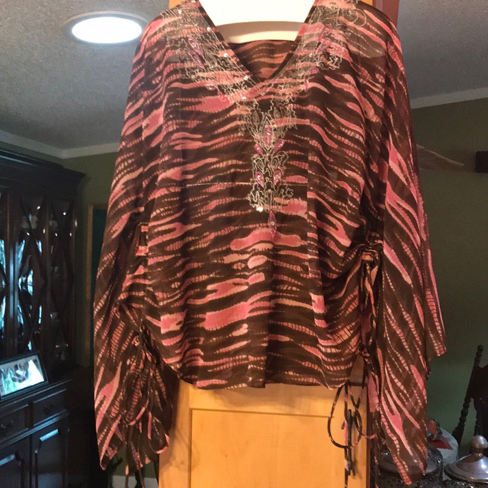 Cute sheer top has ties to gather it 😊